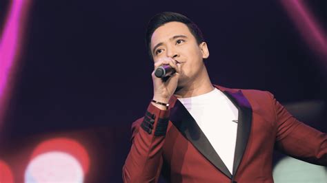 ERIK SANTOS .